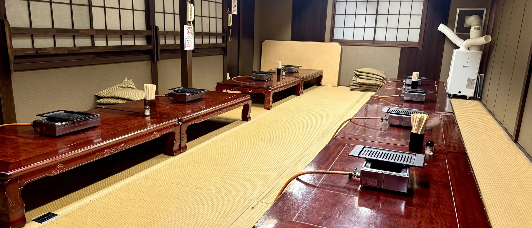 低いテーブルが並ぶ、長い座敷