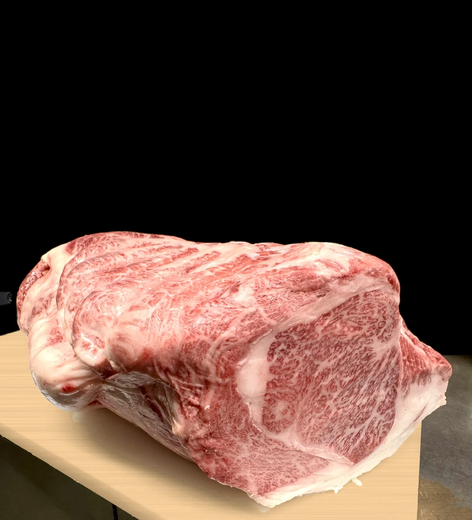 熊野牛のクラシタ。細かなサシが全体に入った肉の塊