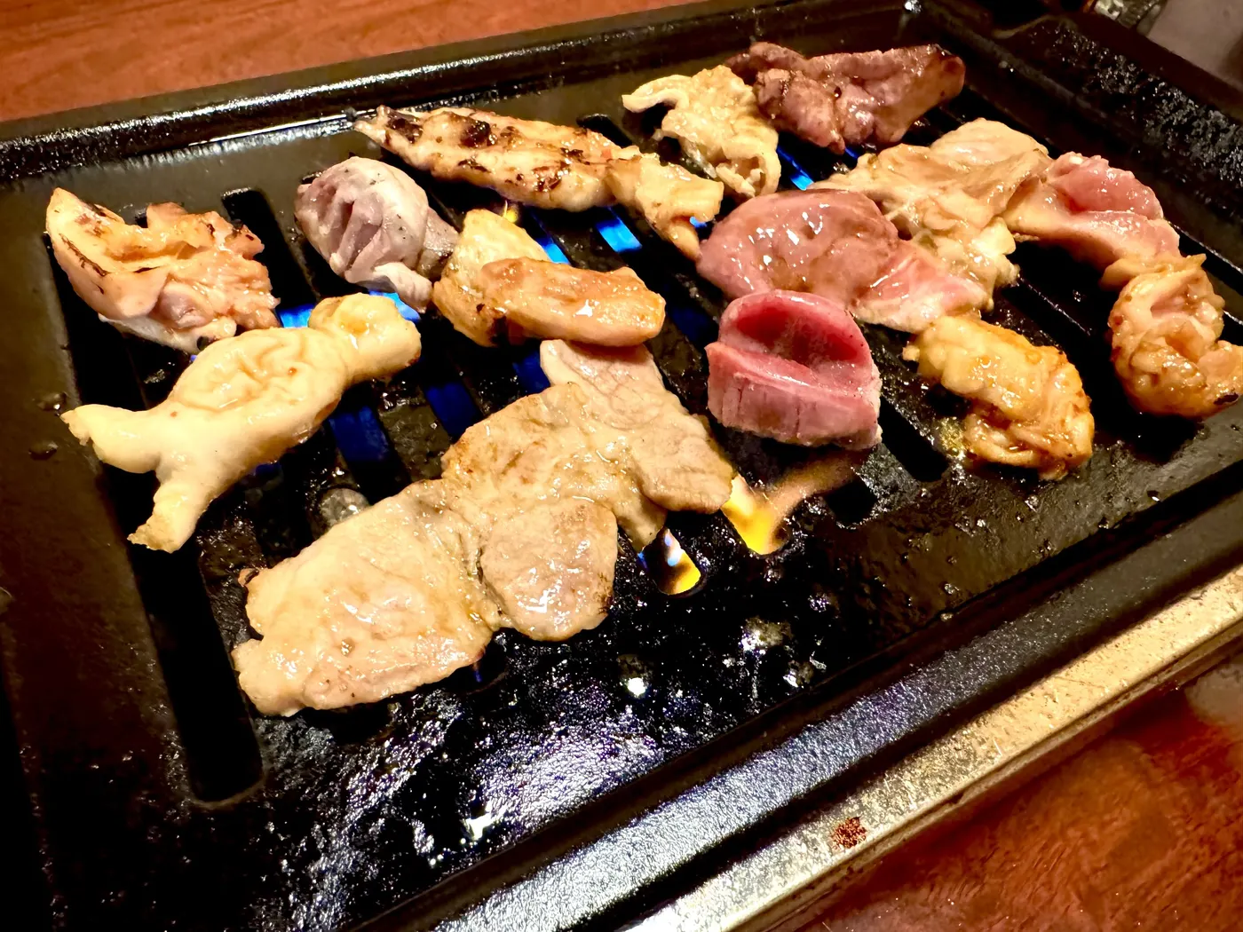 網の上で焼ける焼鳥と焼トン