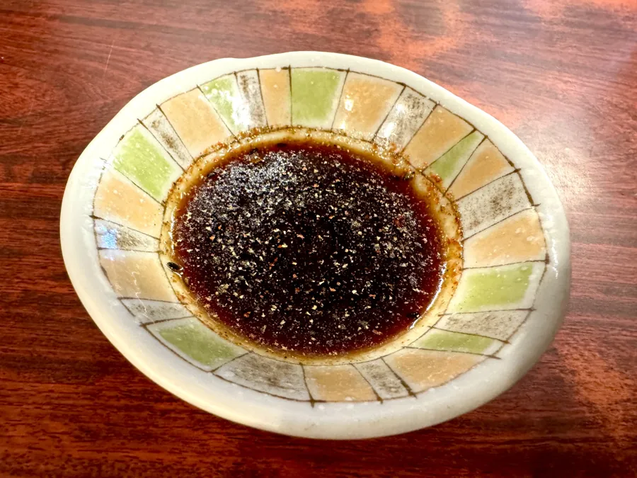 小皿に入れた焼鳥・焼トンのタレ